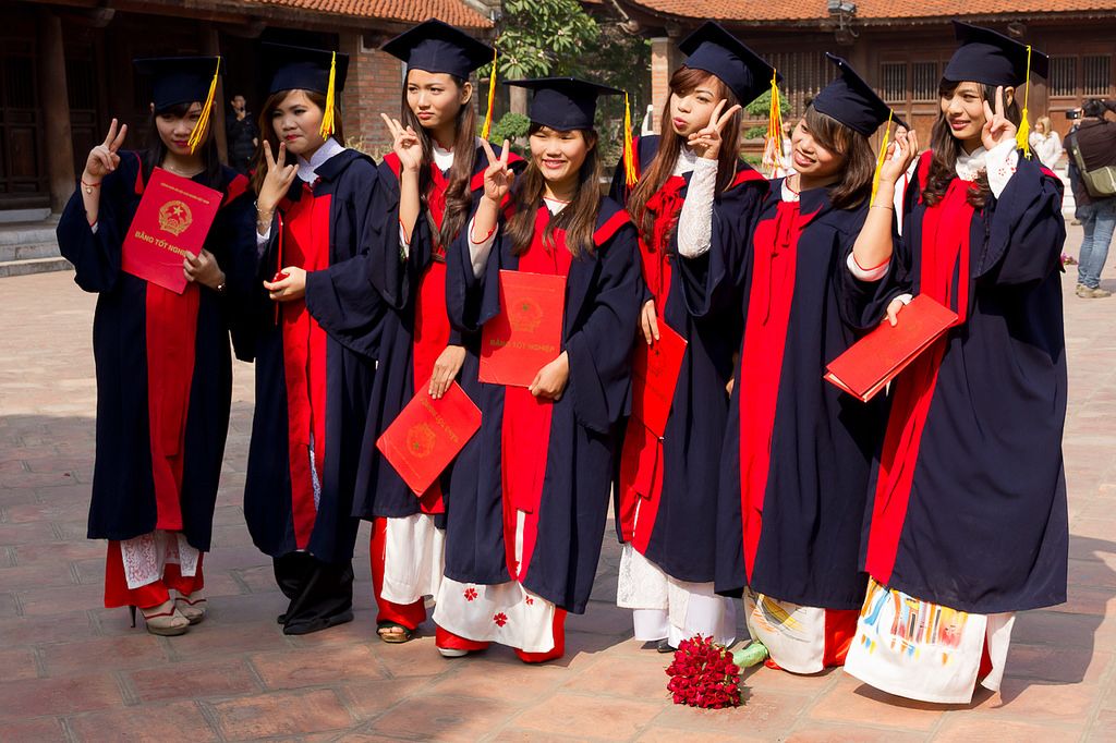 Inspirasi Toga Wisuda Fashionable Universitas Internasional: Elegansi dan Keunikan dalam Setiap Detail